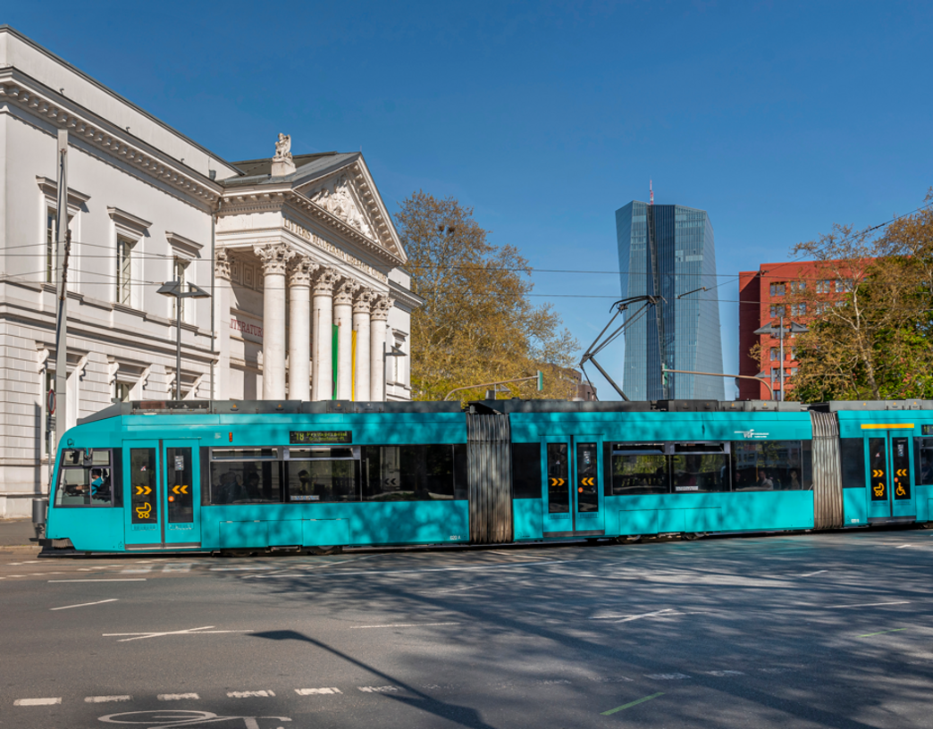 (c) traffiQ; Foto: Helmut Vogler Straßenbahn fährt am Literaturhaus vorbei