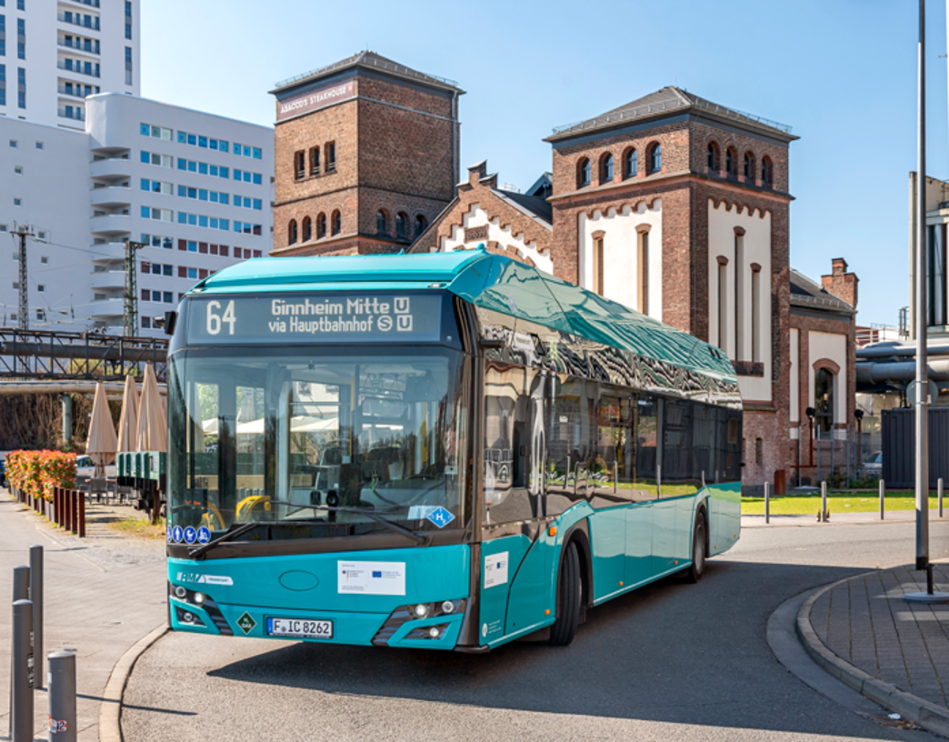 (c) traffiQ; Foto: Helmut Vogler Ein Wasserstoffbus fährt durch das Westhafengebiet in Frankfurt am Main