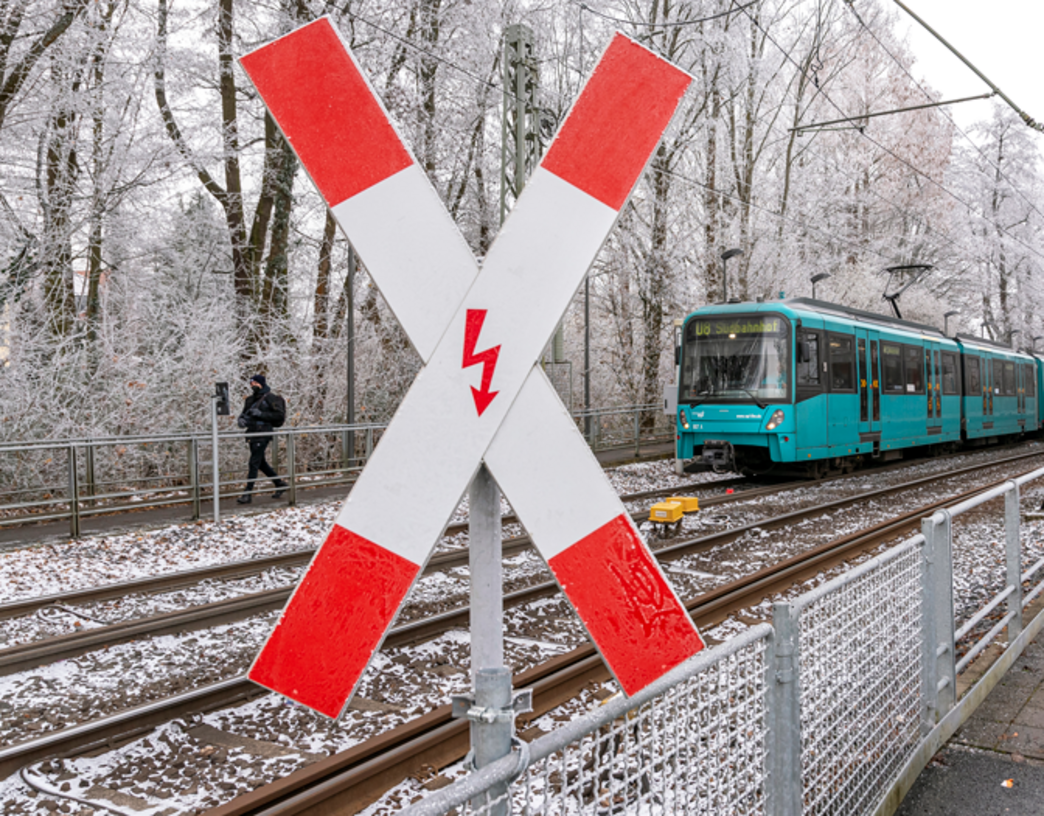 (c) traffiQ; Foto: Helmut Vogler U-Bahn fährt an der verschneiten Station Wiesenau ab