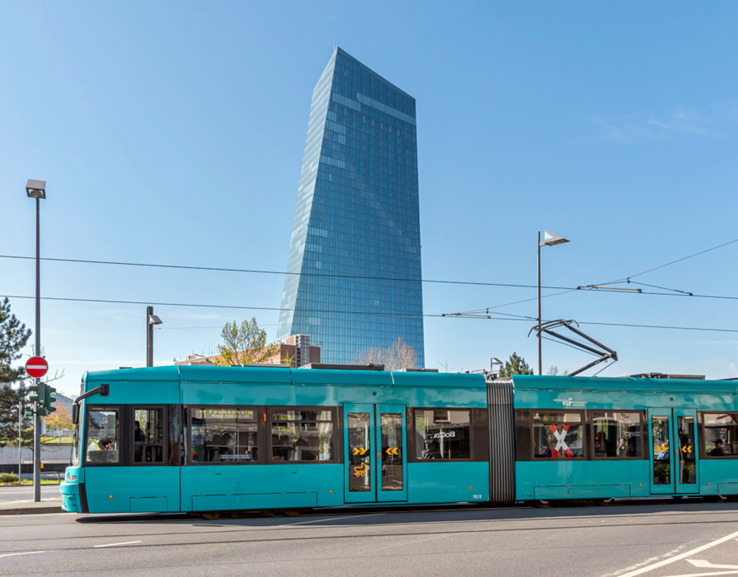 (c) traffiQ; Foto: Helmut Vogler Straßenbahn vor dem Hochhaus der EZB