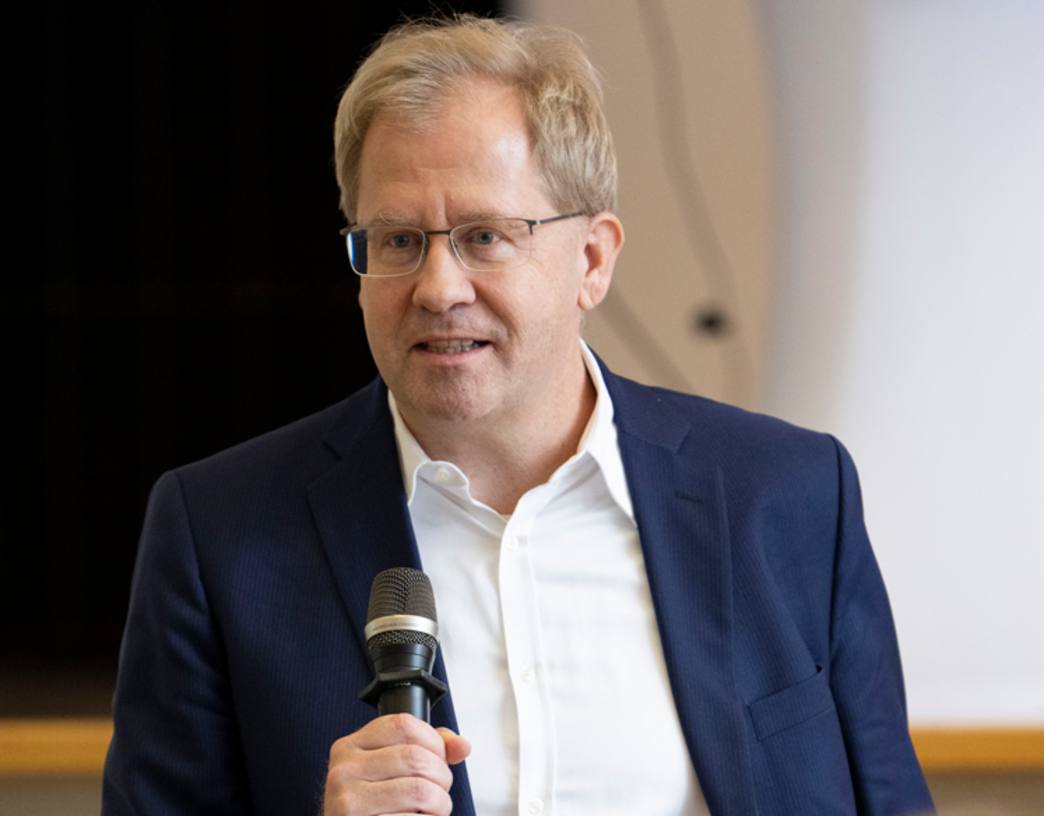 (c) traffiQ; Foto: Stefan Krutsch traffiQ-Geschäftsführer Prof. Dr.-Ing. Tom Reinhold spricht in ein Mikrophon