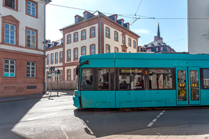 Straßenbahn der Linie 11 fährt am Bolongaropalast in Höchst vorbei