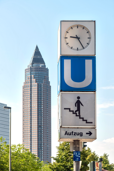 U-Bahnwürfel der Station Bockenheimer Warte mit dem Messeturm im Hintergrund